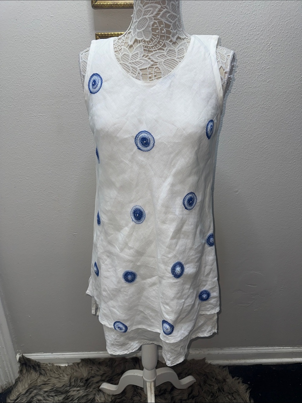 100% Lino Sleeveless White Mini Dress with Blue Embroidered Circles